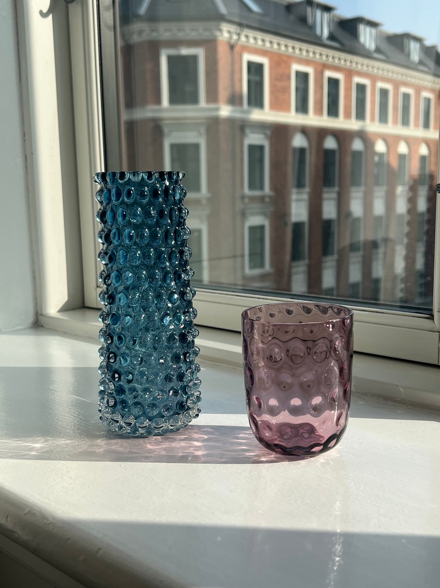 Mundblæst glas – Danish Summer Small Drops Purple fra KODANSKA